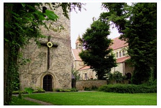 Stiftskirche St. Bonifatius mit Klostergebäuden in Fleckenhorst